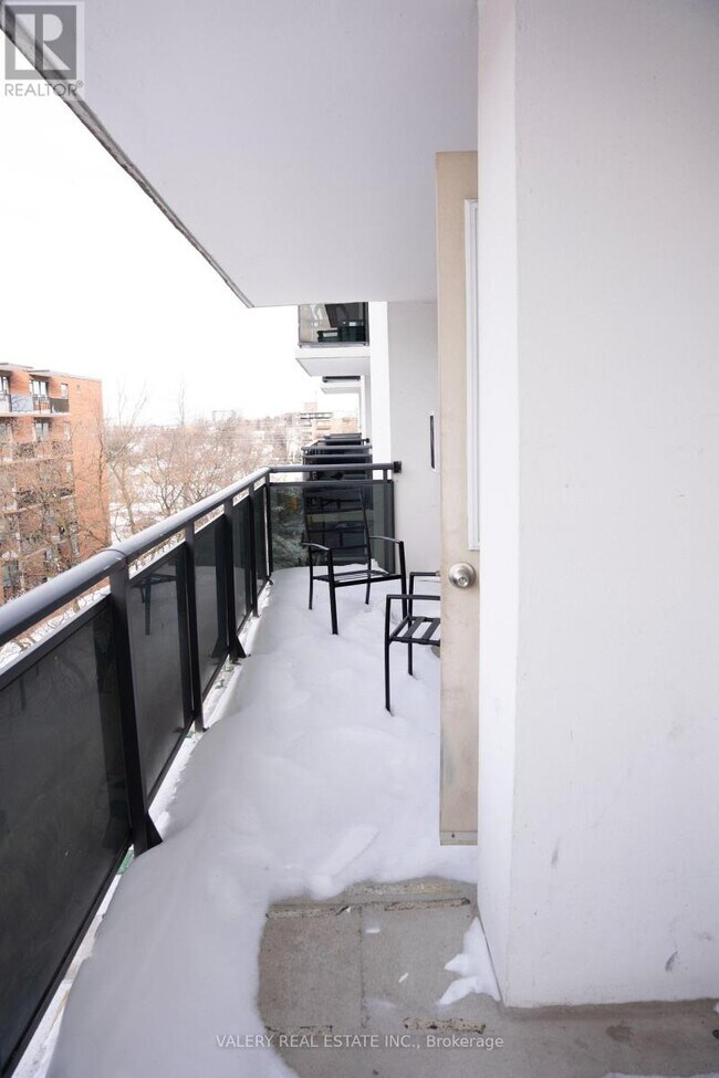 Photo du bâtiment - 2245 Eglinton Ave E