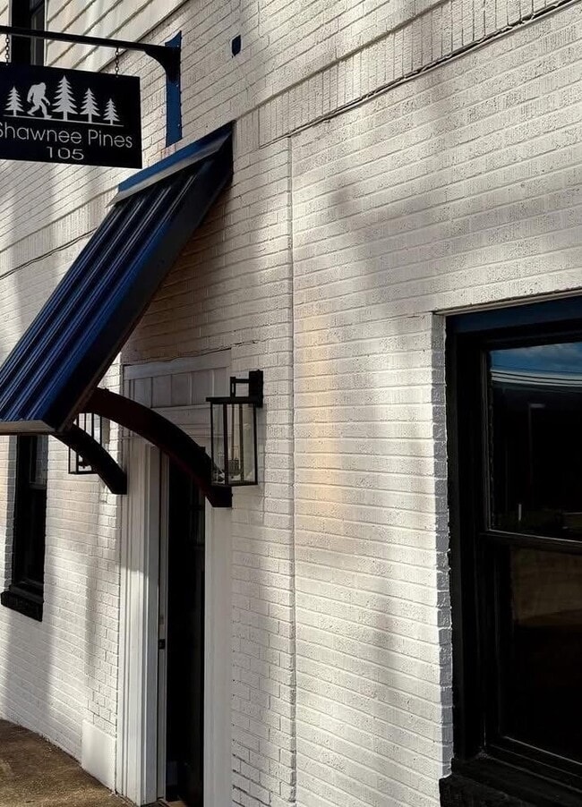 Building Photo - 105 E Poplar St