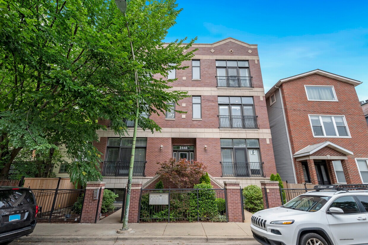 Primary Photo - 2448 W Bloomingdale Ave