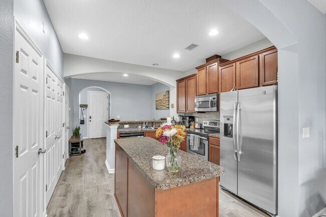 Building Photo - Beautiful 2 bedroom/ 2.5 bathroom townhome...