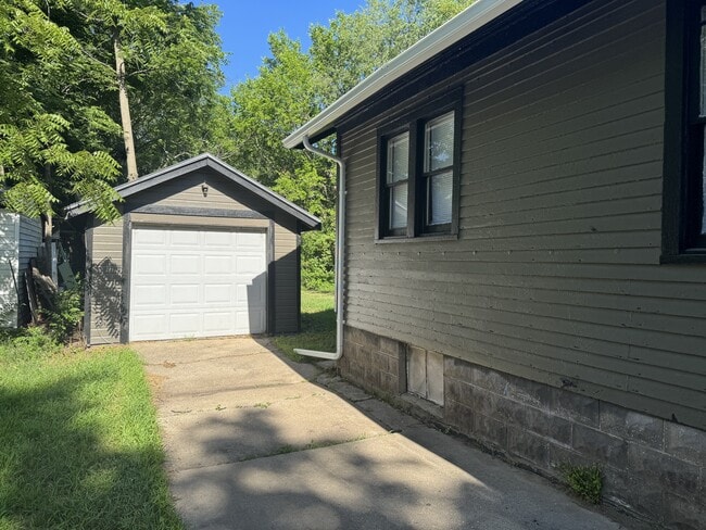 Building Photo - 308 N Johnston Ave