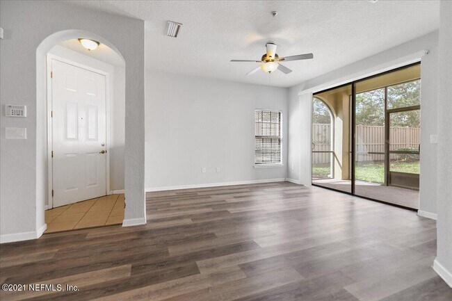 Building Photo - 425 La Travesia Flora