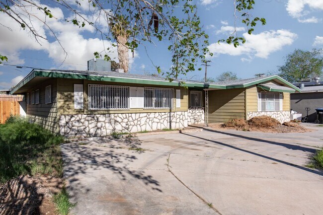 Foto del edificio - Great Single Story Home with Large Fenced ...