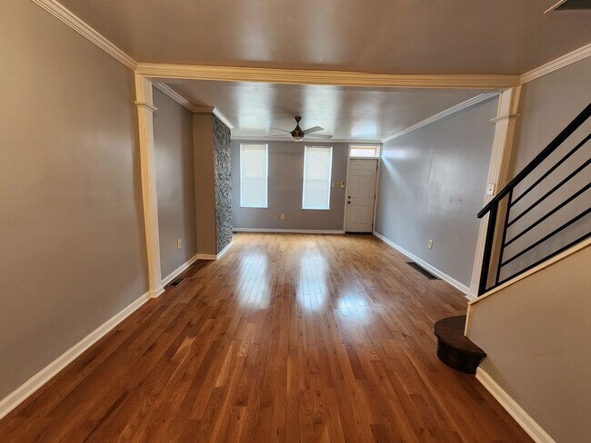 Building Photo - Bright 2 bed 1.5 bath available 6/14 with ...