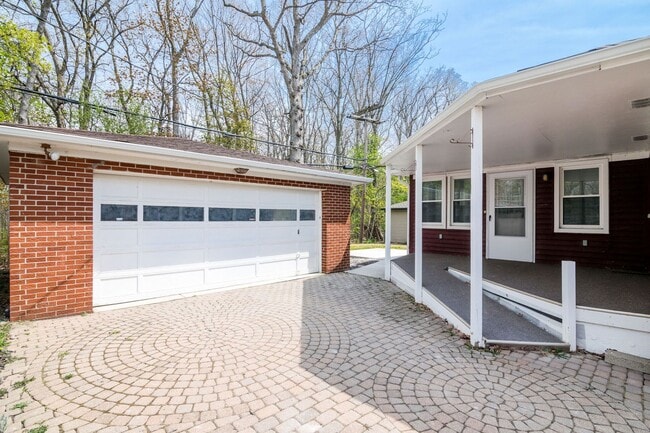 Building Photo - 1427 Woodland Dr