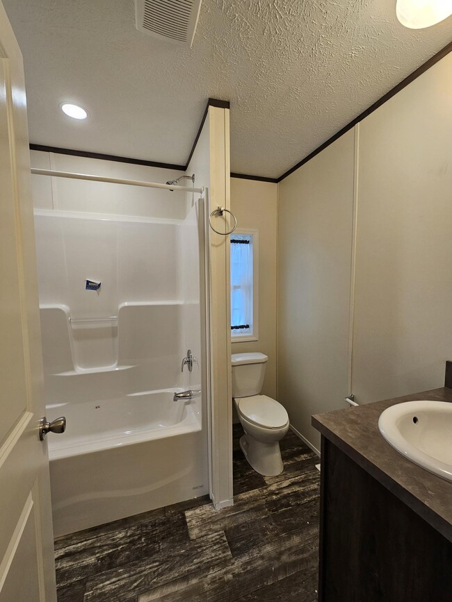 Building Photo - 708 Maple Dr