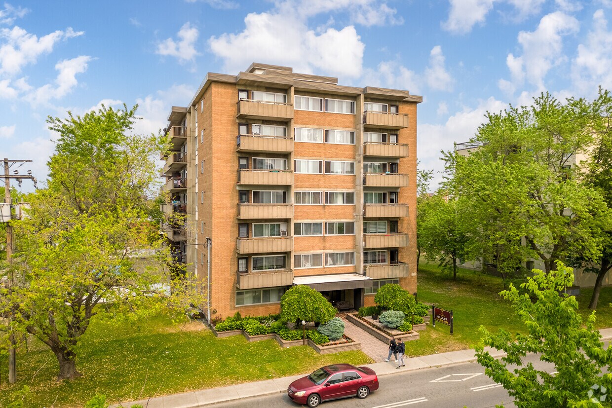 Renaissance Apartments 2725 De La CôteVertu Boul Montréal, QC