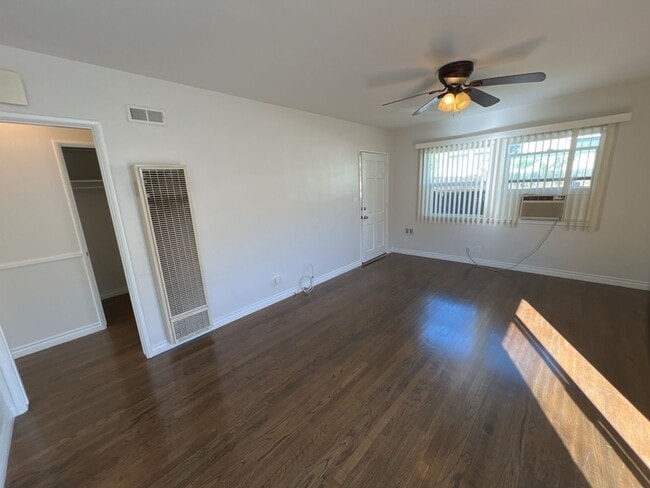 Building Photo - 354