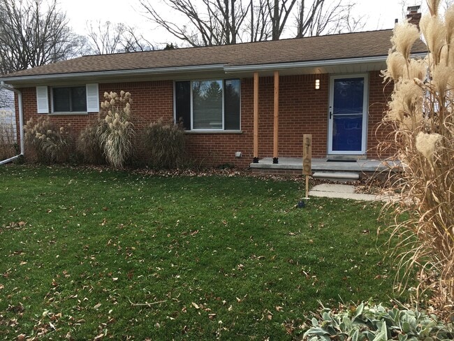 Building Photo - 3160 Fernwood Ave