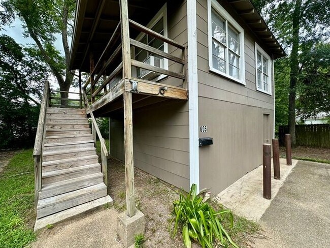 Building Photo - Available Now! Refreshed 1 Bedroom 1 Bath ...