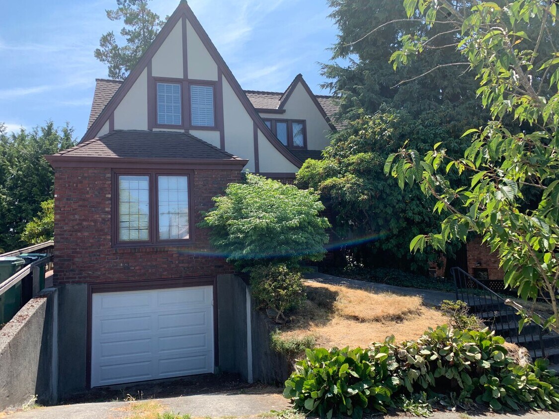Primary Photo - Spacious 4 Bed/1.5 Bath House in desirable...