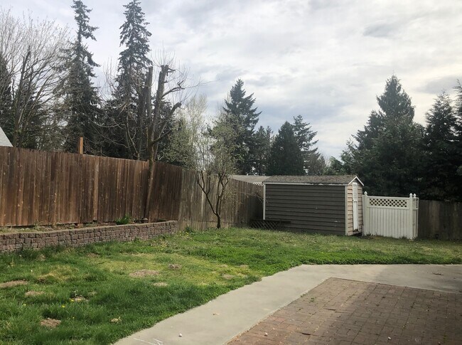 Building Photo - 3 Bed 1.5 Bath Rambler!