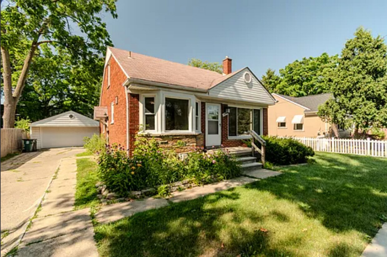 Foto principal - Beautifully updated 3-bedroom, 3-bath Bung...