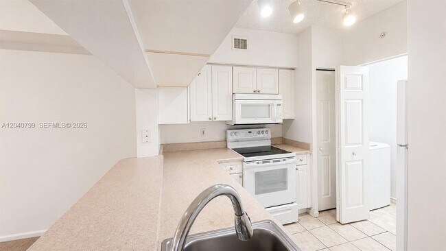 Foto del edificio - 17150 N Bay Rd