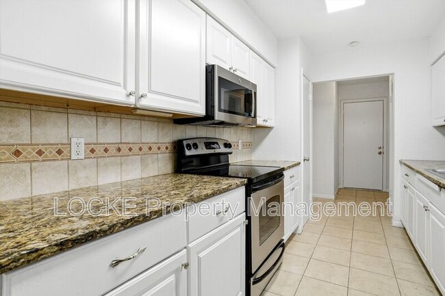 Photo - 924 Wisteria Way House