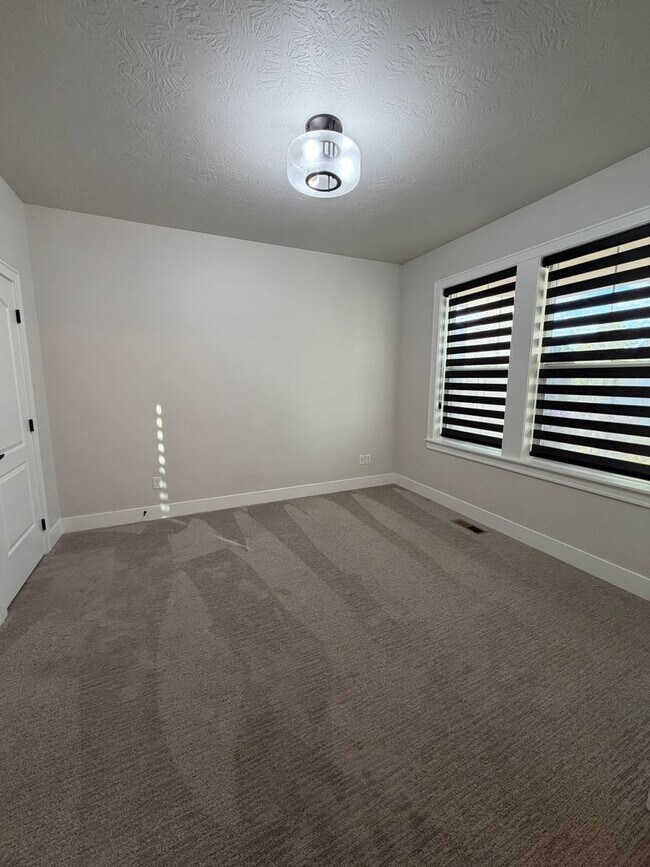 Foto del edificio - South Meridian Beautiful 4-Bedroom Home with a 3-Car Garage