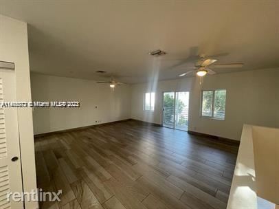 Foto del edificio - 3 br, 3.5 bath House - 605 NE 28th St Unit 3