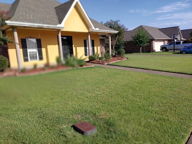 Front View - 5913 Bocage Dr