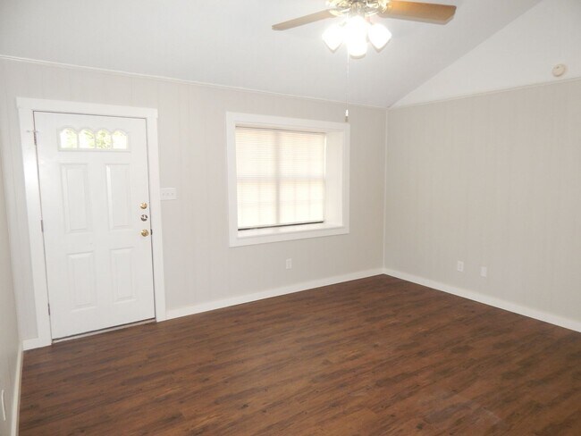 Building Photo - Country Living-City Close! Updated 2 Bedro...