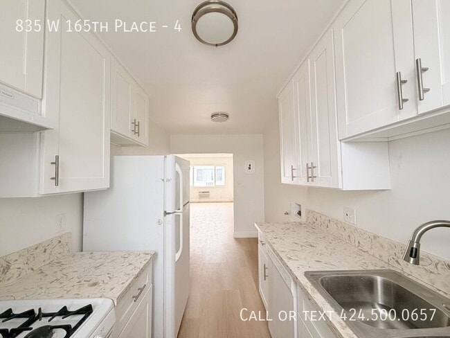 Foto del edificio - 835 W 165th Pl