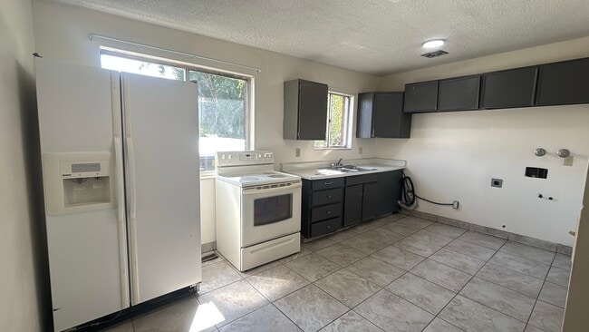 Building Photo - 1629 Talisman Cir N