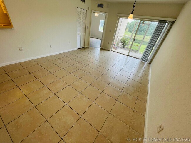 Building Photo - 1055 Golden Lakes Blvd