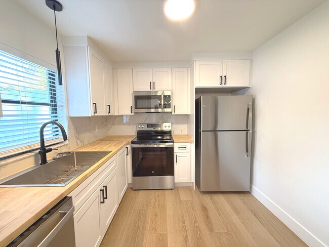 Building Photo - 3278 E Crown Dr