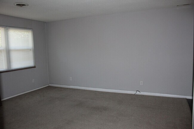 Building Photo - Maryville 2-bedroom Duplex