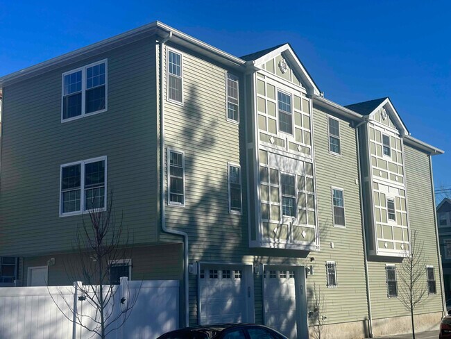 Building Photo - 545 Sanford Ave