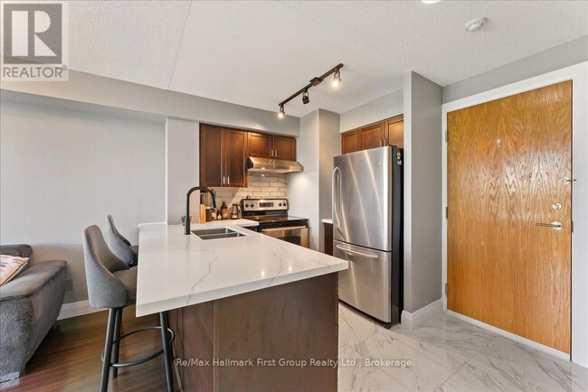 Building Photo - 340 Watson St W