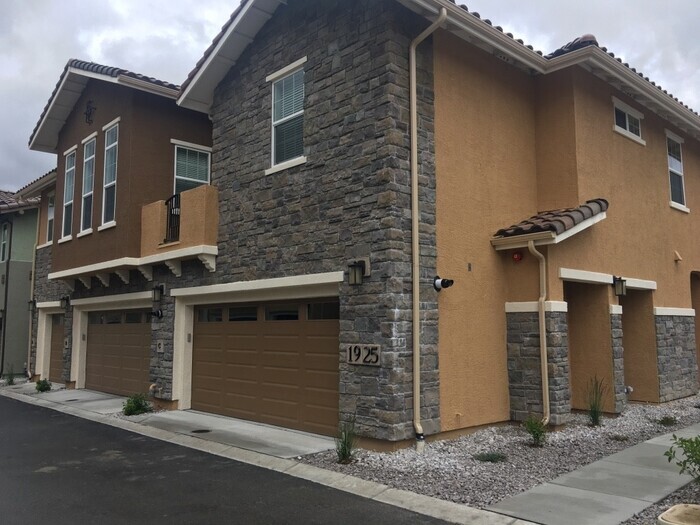 Foto principal - Built 2018 - TOWNHOME in South Meadows - D...