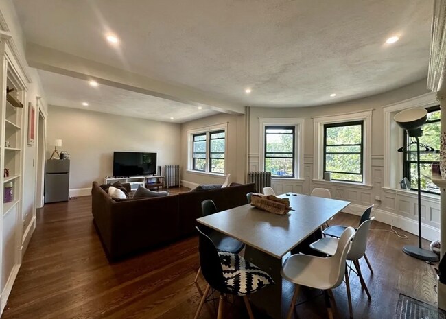 Foto del edificio - 1402 Beacon St