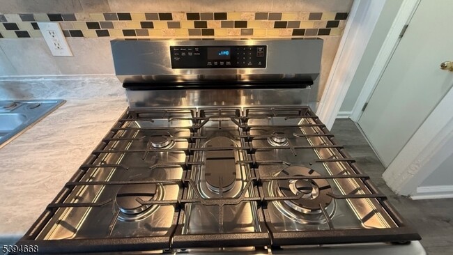 Foto del edificio - 56 Lindsley Pl