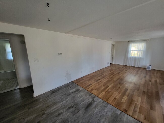Foto del edificio - 909 W Bridge St