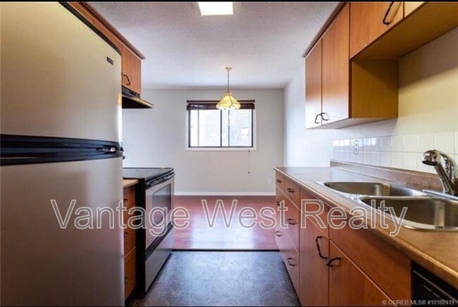 Building Photo - 202-625 Rowcliffe Ave