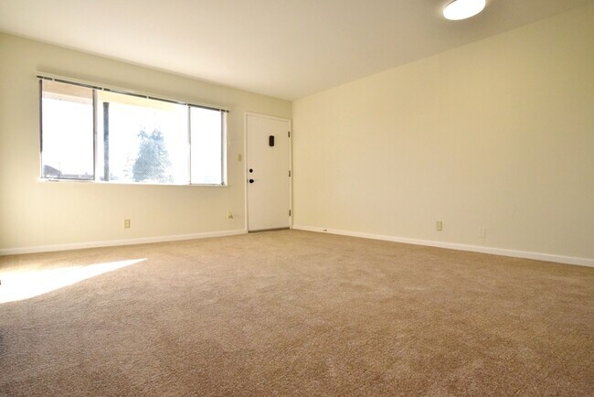 Building Photo - 2132 Roosevelt Ave