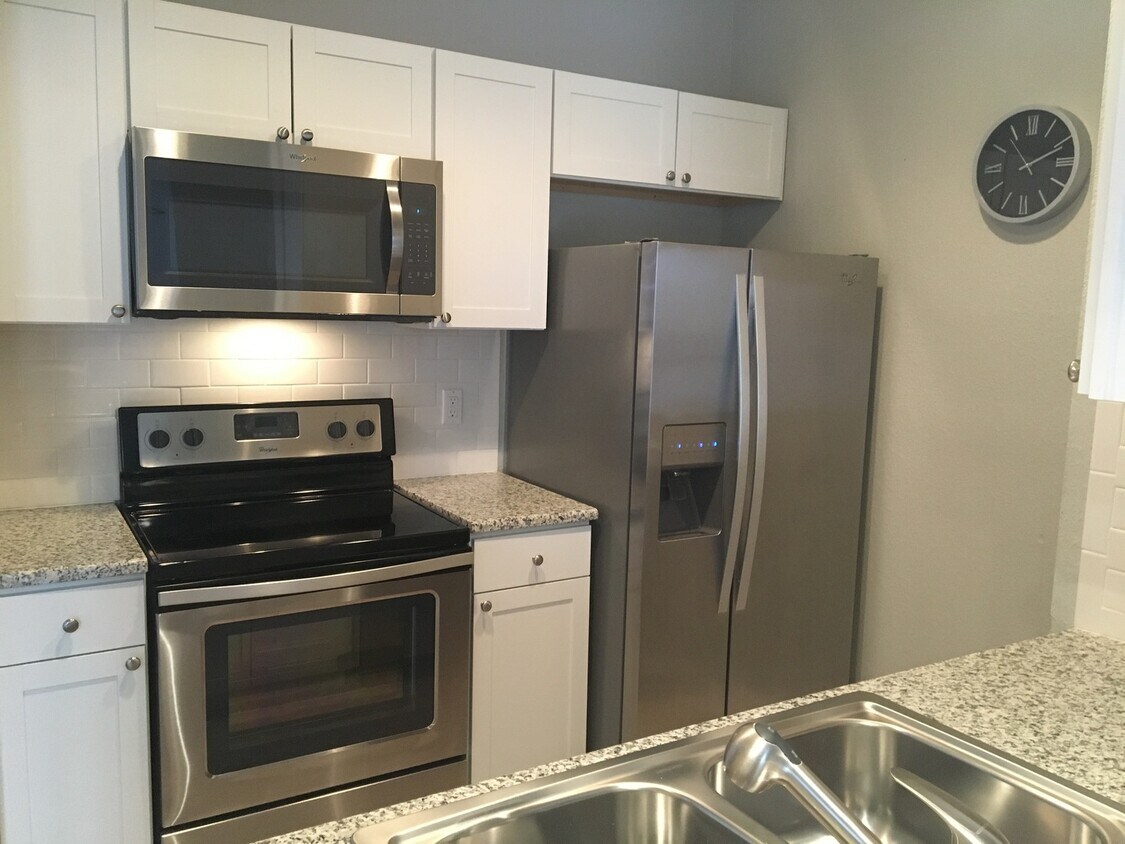 Foto principal - UT PRE LEASE: Updated 2 BR / 2 BA West Cam...