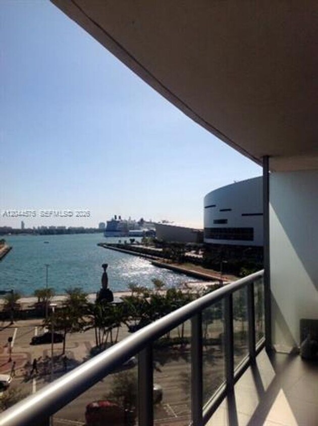 Foto del edificio - 888 Biscayne Blvd