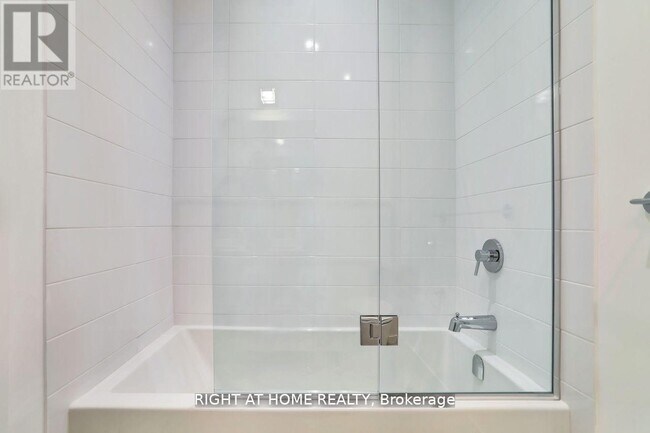 Photo du bâtiment - 1086 St Clair Ave W