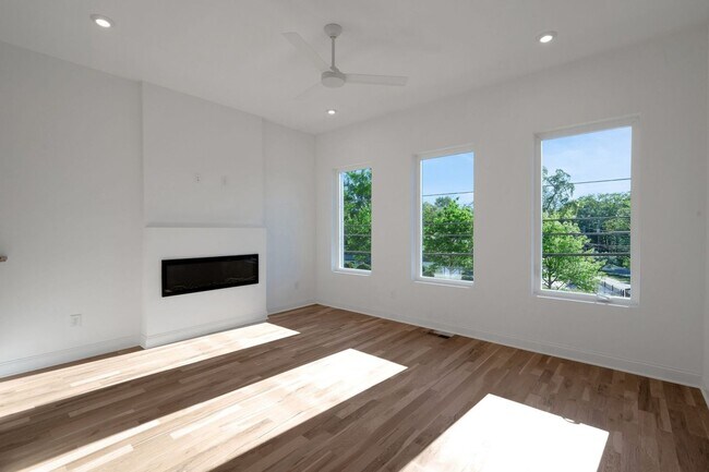 Foto del edificio - Brand-New Charming 3BR Townhome in the Hea...