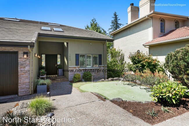 Building Photo - 4 br, 2.5 bath House - 1089 SW Summit View Dr