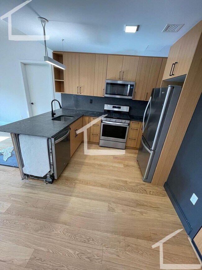 Building Photo - Large 3 Bedroom at Coolidge Corner, Heat, ...