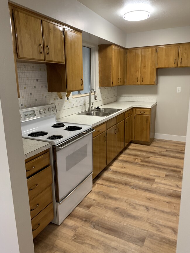 Building Photo - 896 Raymond Dr