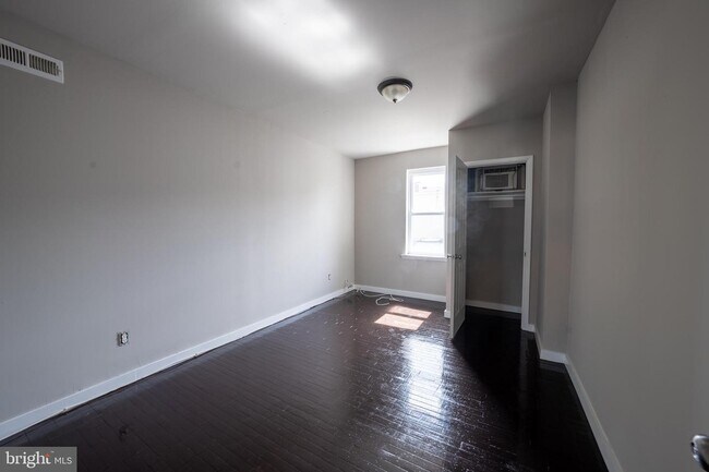 Foto del edificio - 5964 Warrington Ave