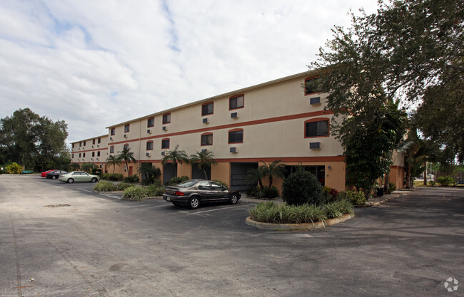 Bayou Courtyard - Seminole Vista