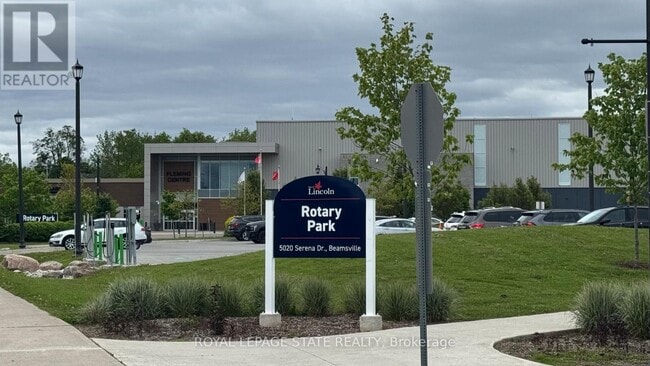 Photo du bâtiment - 5044 Serena Dr