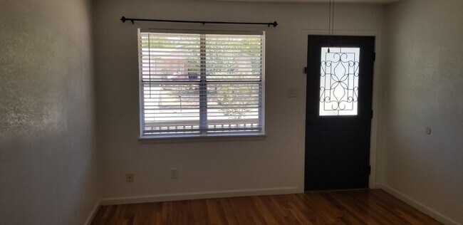 Building Photo - Super cute 3/1.5