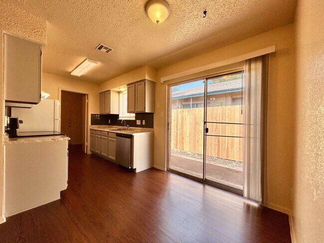 Foto del edificio - 8802 Pineridge Dr