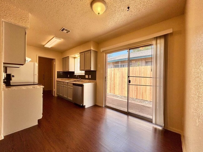Building Photo - 8802 Pineridge Dr
