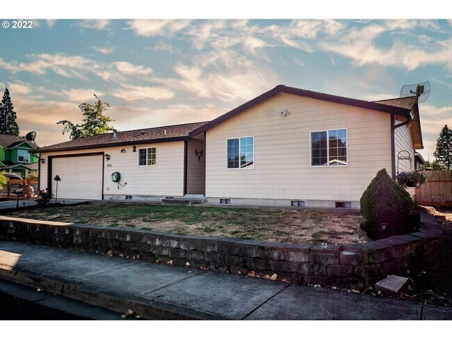 Building Photo - Spacious Home in Creswell